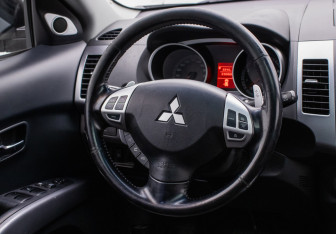 Подержанный автомобиль Mitsubishi Outlander 2008 года (15 фото)