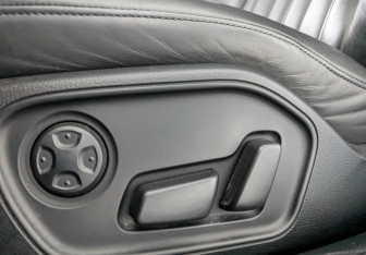 Подержанный автомобиль Audi A8 2013 года (28 фото)