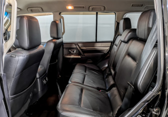 Подержанный автомобиль Mitsubishi Pajero 2011 года (12 фото)