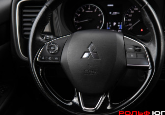 Подержанный автомобиль Mitsubishi Outlander 2019 года (13 фото)
