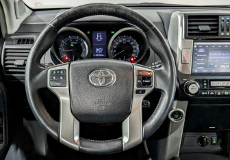 Подержанный автомобиль Toyota Land Cruiser Prado 2013 года (21 фото)