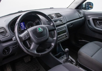 Подержанный автомобиль Skoda Fabia Hatchback 2012 года (9 фото)