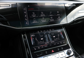 Подержанный автомобиль Audi A8 2023 года (20 фото)