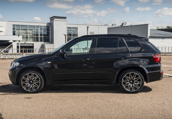 Подержанный автомобиль BMW X5 2011 года (8 фото)