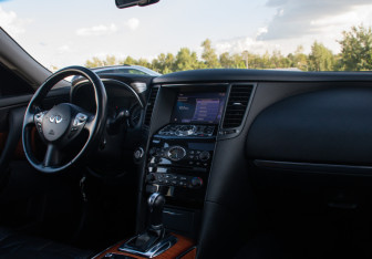 Подержанный автомобиль Infiniti QX70 2016 года (13 фото)