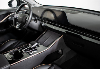 Подержанный автомобиль Omoda C5 2023 года (10 фото)