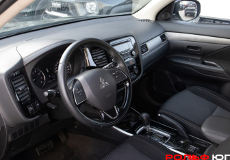 Подержанный автомобиль Mitsubishi Outlander 2018 года (10 фото)