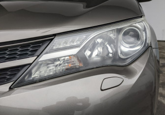 Подержанный автомобиль Toyota RAV4 2014 года (17 фото)