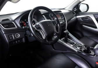Подержанный автомобиль Mitsubishi Pajero Sport 2017 года (14 фото)