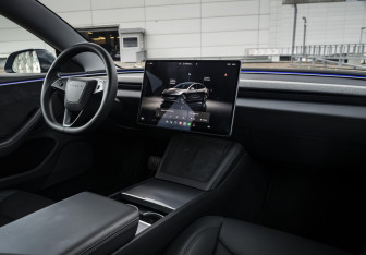 Подержанный автомобиль Tesla Model 3 2025 года (10 фото)