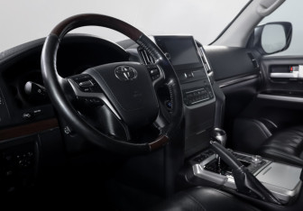 Подержанный автомобиль Toyota Land Cruiser Suv 2016 года (14 фото)