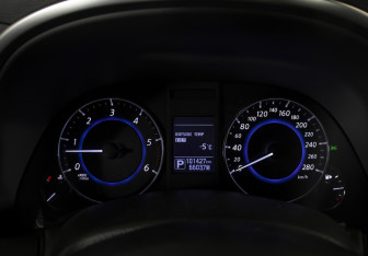 Подержанный автомобиль Infiniti QX70 2016 года (11 фото)