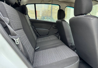 Подержанный автомобиль Renault Sandero 2013 года (11 фото)