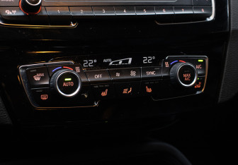 Подержанный автомобиль BMW X1 2015 года (18 фото)