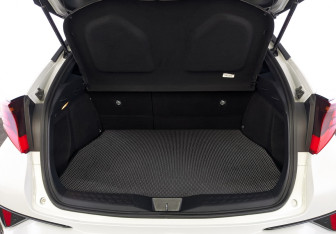 Подержанный автомобиль Toyota C-HR 2021 года (10 фото)