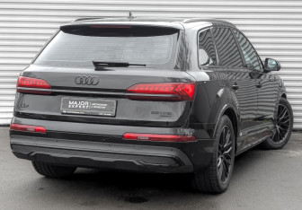 Подержанный автомобиль Audi Q7 2023 года (5 фото)