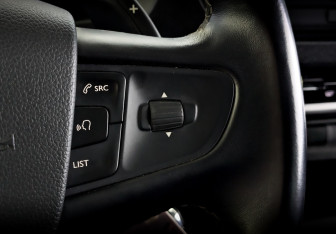 Подержанный автомобиль Peugeot Traveller 2022 года (30 фото)