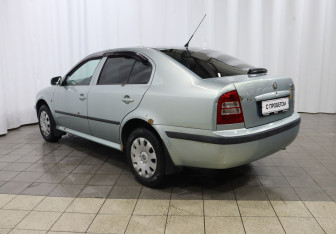 Подержанный автомобиль Skoda Octavia Liftback 2009 года (6 фото)