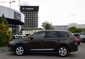 Подержанный автомобиль Mitsubishi Outlander 2015 года (6 фото)
