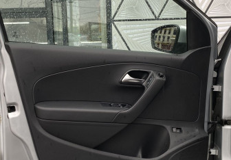 Подержанный автомобиль Volkswagen Polo Sedan 2011 года (15 фото)