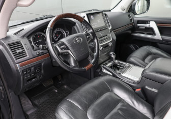 Подержанный автомобиль Toyota Land Cruiser Suv 2018 года (16 фото)
