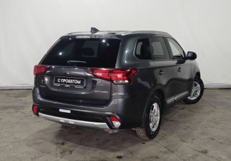 Подержанный автомобиль Mitsubishi Outlander 2018 года (8 фото)