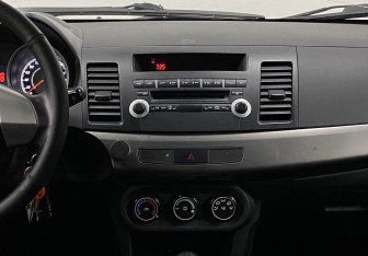 Подержанный автомобиль Mitsubishi Lancer Sedan 2012 года (12 фото)