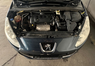 Подержанный автомобиль Peugeot 308 Hatchback 2012 года (9 фото)