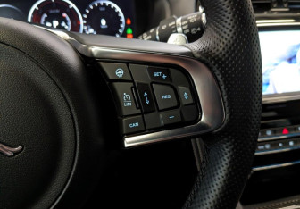 Подержанный автомобиль Jaguar F-Pace 2016 года (27 фото)