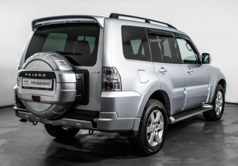 Подержанный автомобиль Mitsubishi Pajero 2012 года (5 фото)