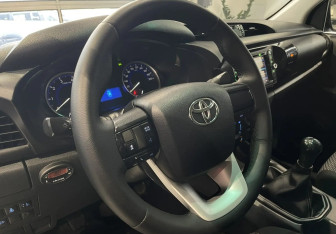 Подержанный автомобиль Toyota Hilux 2018 года (12 фото)