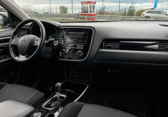 Подержанный автомобиль Mitsubishi Outlander 2019 года (9 фото)