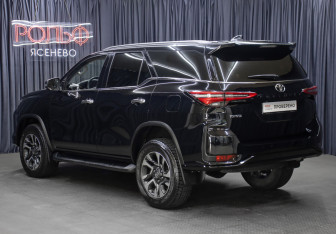 Подержанный автомобиль Toyota Fortuner 2022 года (7 фото)