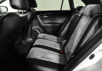 Подержанный автомобиль Toyota RAV4 2020 года (15 фото)