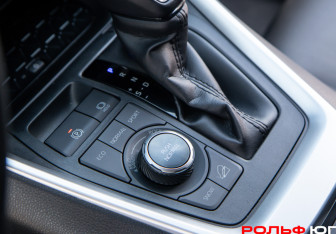 Подержанный автомобиль Toyota RAV4 2021 года (14 фото)
