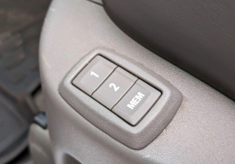 Подержанный автомобиль Cadillac SRX 2011 года (14 фото)
