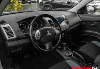 Подержанный автомобиль Mitsubishi Outlander 2009 года (13 фото)