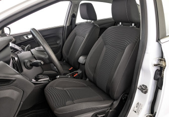 Подержанный автомобиль Ford Fiesta Sedan 2015 года (9 фото)