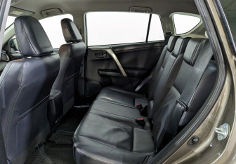 Подержанный автомобиль Toyota RAV4 2016 года (11 фото)