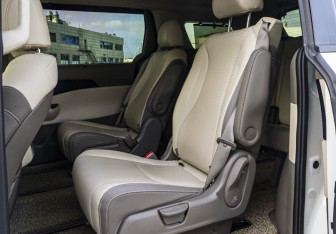 Подержанный автомобиль Kia Carnival 2022 года (16 фото)