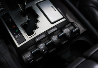 Подержанный автомобиль Lexus LX 2008 года (14 фото)