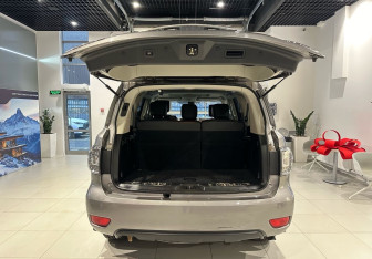 Подержанный автомобиль Nissan Patrol 2013 года (6 фото)