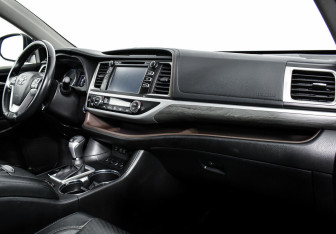 Подержанный автомобиль Toyota Highlander 2017 года (9 фото)