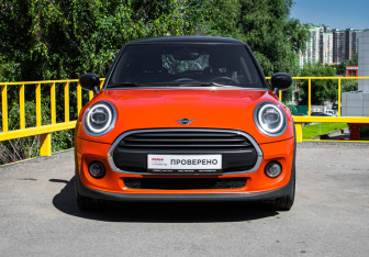 Подержанный автомобиль MINI Hatch 2021 года (2 фото)