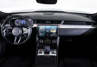Подержанный автомобиль Jaguar F-Pace 2021 года (12 фото)