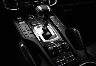 Подержанный автомобиль Porsche Cayenne 2015 года (18 фото)