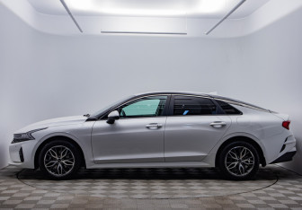 Подержанный автомобиль Kia K5 2021 года (8 фото)