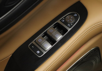 Подержанный автомобиль Voyah Dream 2023 года (21 фото)