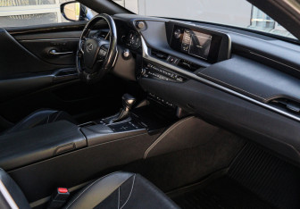 Подержанный автомобиль Lexus ES 2019 года (7 фото)