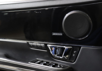 Подержанный автомобиль Jaguar XJ 2015 года (15 фото)